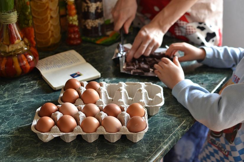 food-table-egg-hand-natural