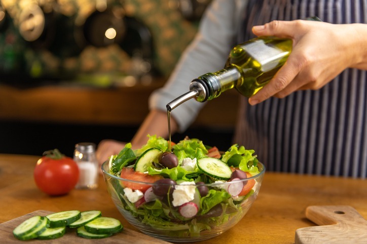 Chef-pouring-salad-oil
