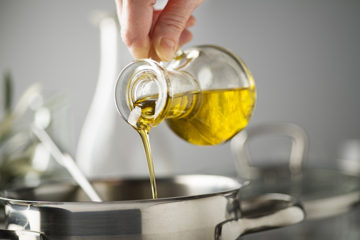 Cooking-meal-in-a-pot-with-olive-oil