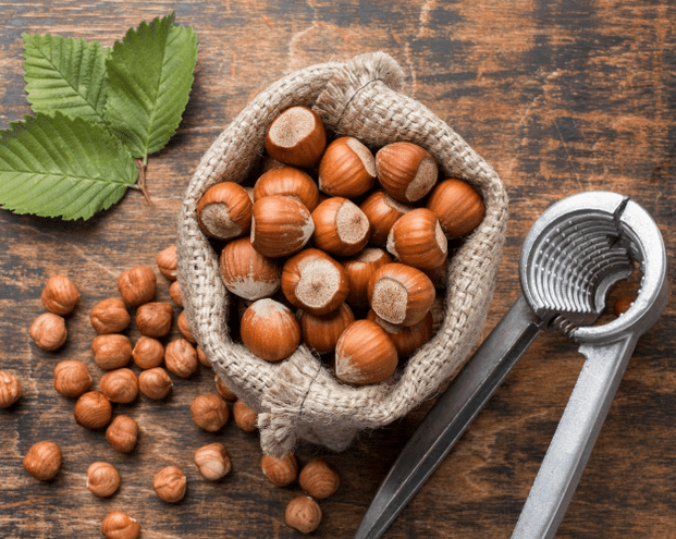 Image-of-Hazelnuts-in-a-bowl-on-a-wooden-table