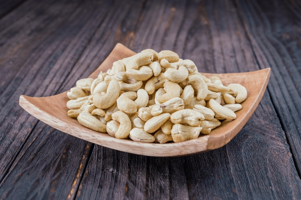 Picture-of-a-plate-full-of-cashews