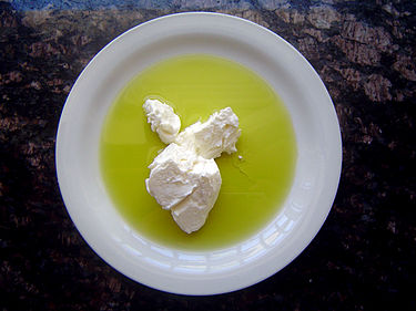 Strained-yogurt-with-olive-oil