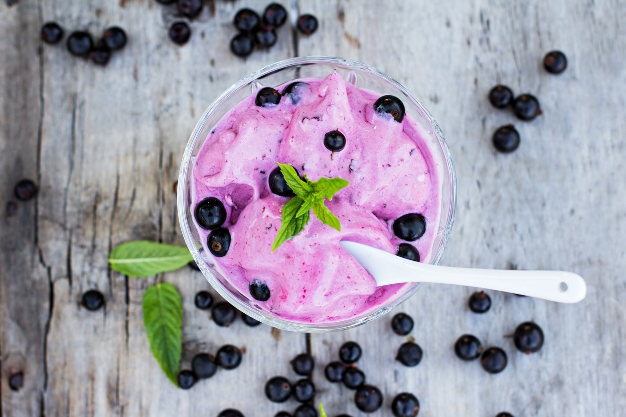 blackcurrant-ice-cream-on-the-old-table