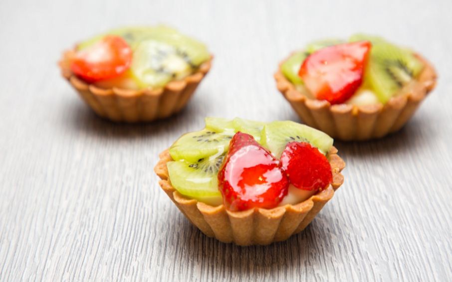 tarts-topped-with-kiwi-and-strawberry