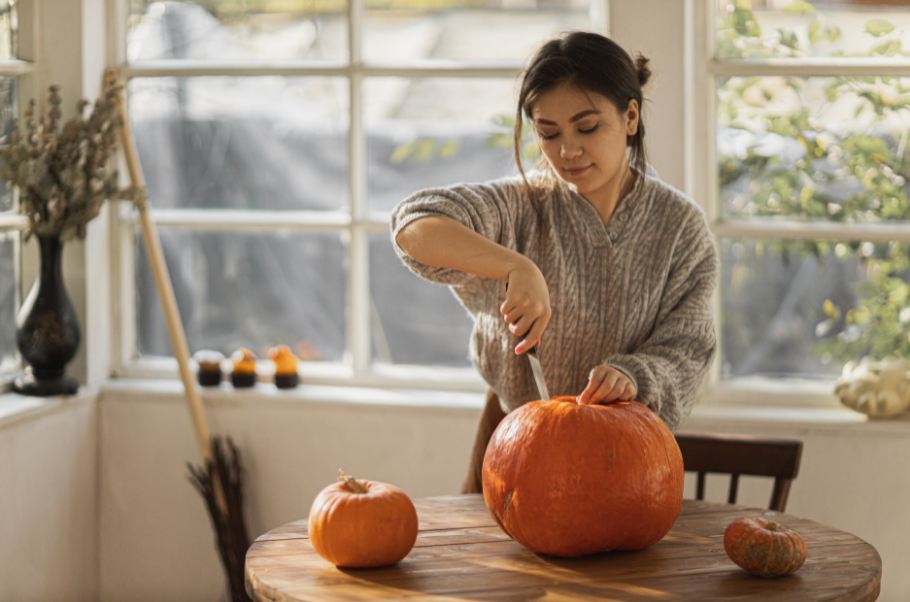 woman-slicing-a-pumpkin